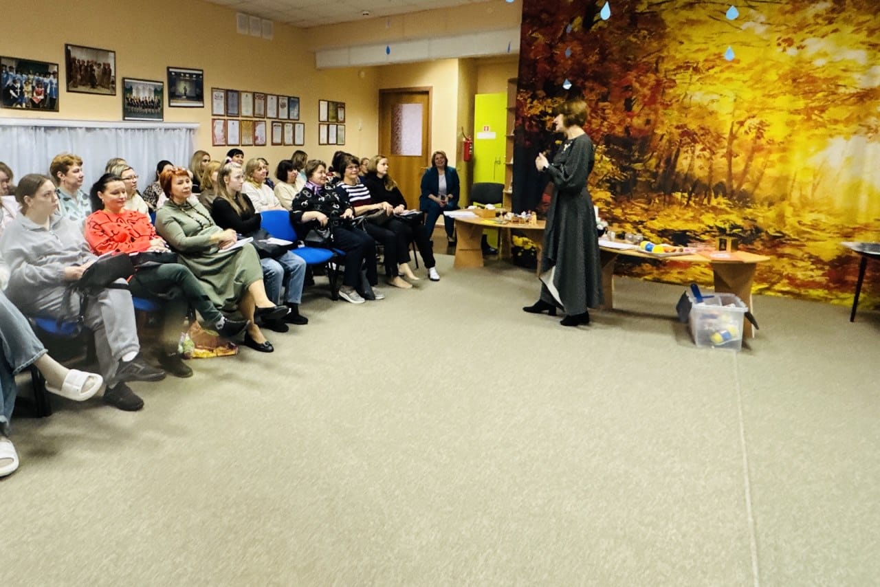 37 педагогов дошкольных образовательных учреждений района приняли в нем участие.    В ходе семинара были рассмотрены как теоретические, так и практические вопросы формирования у детей чувства толерантности, интереса и уважения к многочисленным народам, пр